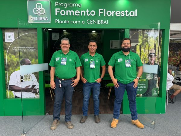 : Equipe de supervisores e monitores da CENIBRA apresentaram os benefícios do Programa Fomento Florestal e melhores práticas para produção do eucalipto.